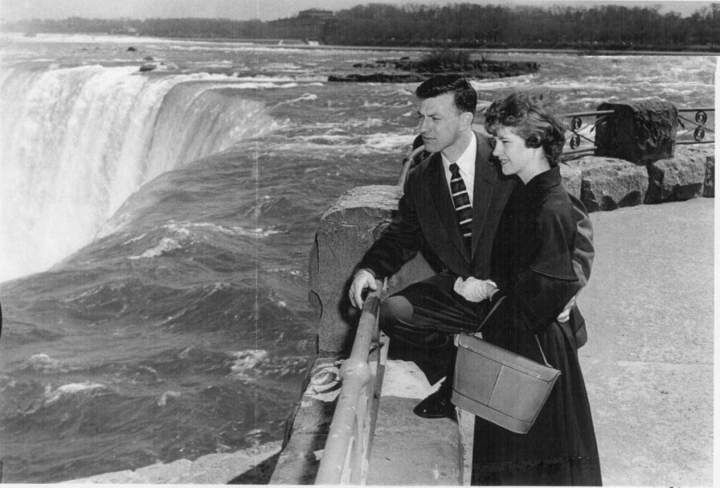 couple at niagara falls